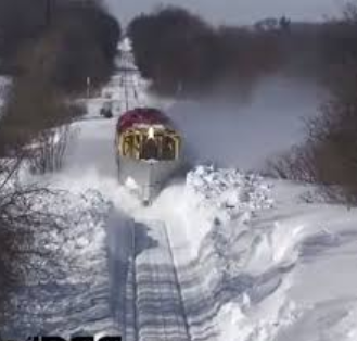 فیلم/ برف‌روبی با قطار شهری!