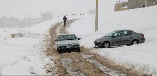 بارش برف و باران در جاده های ۲۵ استان/ ترافیک نیمه سنگین در جاده چالوس و ۳ محور دیگر