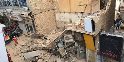 ریزش ساختمان دو طبقه قدیمی در خیابان ملت تهران