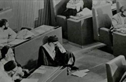  نشستن آیت الله طالقانی روی موکت مجلس خبرگان قانون اساسی