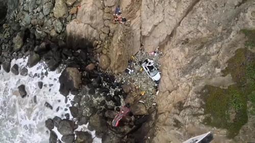  نجات یک خانواده پس از سقوط از صخره با خودروی تسلا