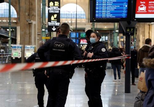 حمله با چاقو در مترو پاریس