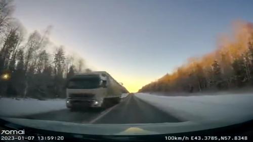  برخورد یخ با شیشه اتومبیل در جاده + فیلم