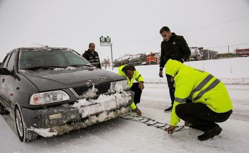  فیلم/ کمک رسانی یگان ویژه به خودروهای گرفتار در برف