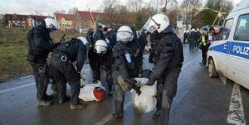 توسل پلیس آلمان به زور برای معترضان 