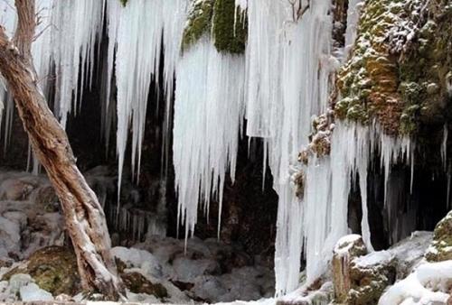 آبشاری که از شدت سرما قندیل بست!
