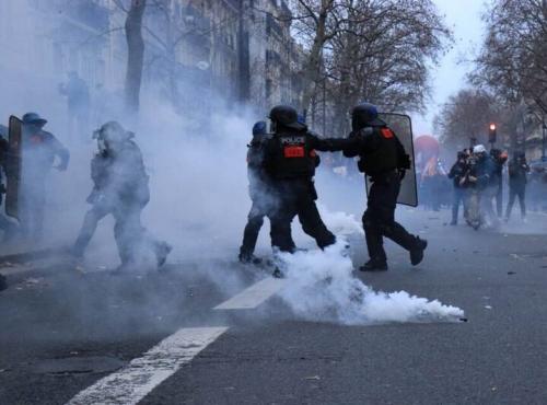 عکس/ بوی اشک آور ادکلن‌های فرانسوی را سرکوب کرد