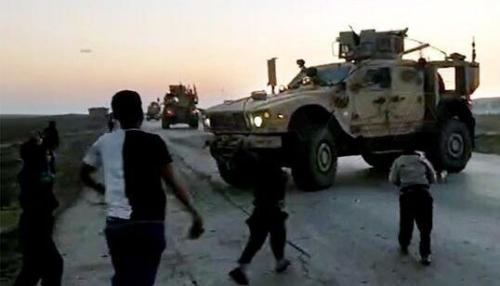 اخراج یک کاروان نظامی آمریکایی از شمال سوریه توسط غیرنظامیان