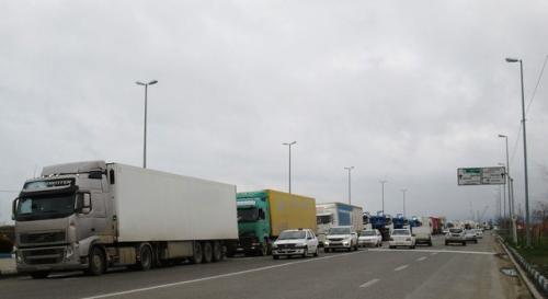 صف کامیون‌ها در مرز آستارا به گمرک مربوط نیست