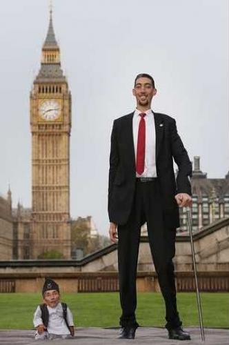عکس جالب از بلند قدترین و کوتاه‌ترین مرد جهان