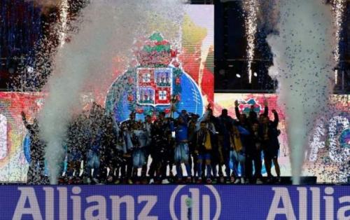 مراسم اهدای جام به تیم پورتو در جام حذفی
