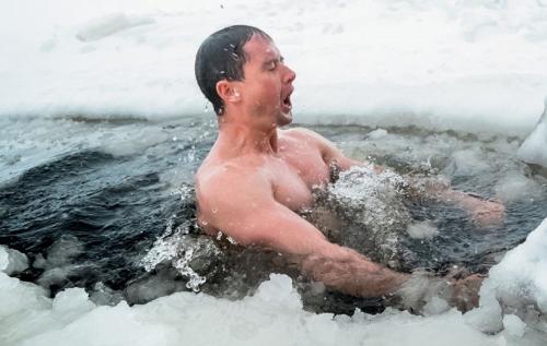  وان آب یخ در فصل زمستان + فیلم