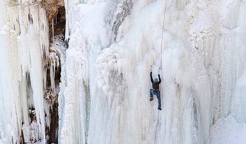 عکس/ یخ نوردی در آبشار یخی خور