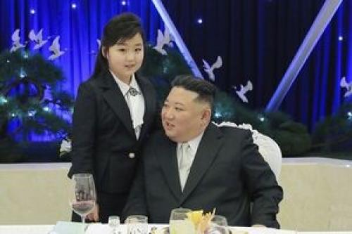 بازدید رهبر کره شمالی با دخترش از پادگانی