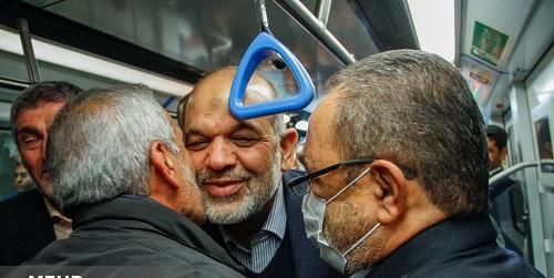 عکس/ بوسیدن وزیر رئیسی در مترو