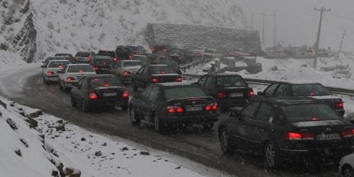 ترافیک سنگین در محورهای شرقی پایتخت/ ممنوعیت ورود بدون زنجیر چرخ به جاده هراز و فیروزکوه