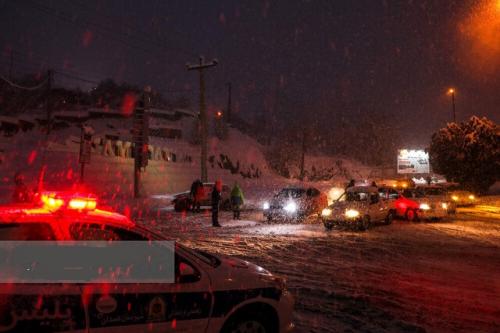 آزادراه تهران - شمال و جاده چالوس همچنان مسدود است بارش برف و باران در جاده‌های ۲۶ استان کشور/ 