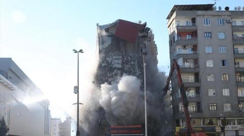 لحظه وحشتناک ریزش ساختمان ۹ طبقه