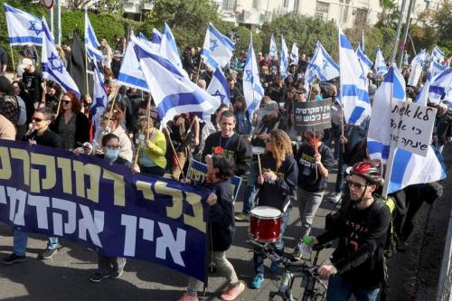 تداوم اغتشاشات در سرزمین‌های اشغالی/ صهیونیست‌های معترض خیابان‌ها را مسدود کردند/ دولت نتانیاهو اولین قدم برای شروع درگیری در سرزمین‌های اشغالی را برداشت