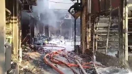 آتش‌سوزی یک پاساژ در محدوده بازار تهران/ ۱۱ مغازه در آتش سوخت
