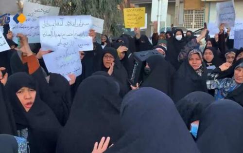 تجمع اعتراضی بانوان در مقابل مجلس/ مسئولان به وضعیت حجاب رسیدگی کنند