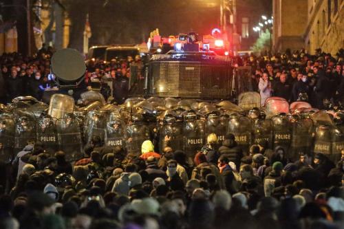 اعتراض شبانه در گرجستان به خشونت کشیده شد/ پلیس ۶۶ نفر را بازداشت کرد