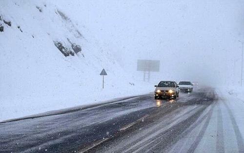 بارش برف درجاده کرج - چالوس و ترافیک سنگین در آزادراه های البرز