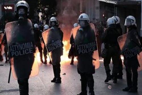 حمله افراد نقابدار به نیروهای پلیس در آتن