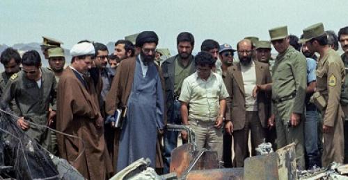 عکس/ بازدید آیت‌الله خامنه‌ای از بقایای تجهیزات نظامی آمریکا در طبس