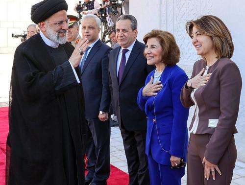  واکنش کیهان به انتقادات از خوش و بش کردن رئیسی با زنان بی حجاب: منتقدان نمی‌فهمند که رئیسی به زنان احترام گذاشت؟