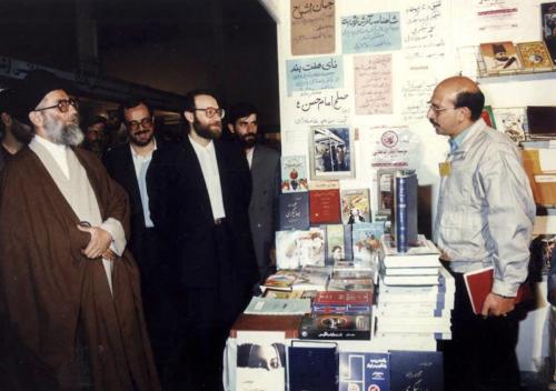 نارضایتی رهبر انقلاب از تیراژ پایین کتاب/نگاهی به بیش از ۲۰ دوره حضور مقام معظم رهبری در نمایشگاه کتاب تهران