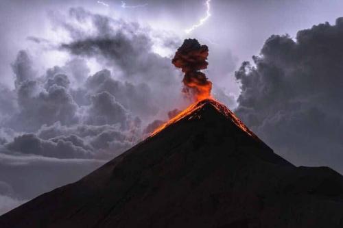  لحظه فعال شدن آتشفشان گواتمالا + فیلم