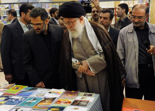 نگاهی به بیش از ۲۰ دوره حضور مقام معظم رهبری در نمایشگاه کتاب تهران (بخش دوم)