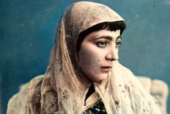  این زن زیبای مرموز در عکس‌های قاجاری کیست؟ 