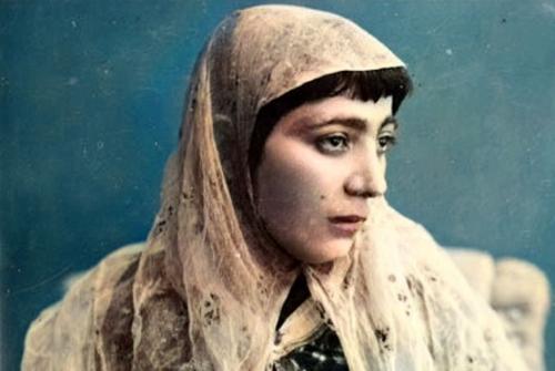  این زن زیبای مرموز در عکس‌های قاجاری کیست؟ 