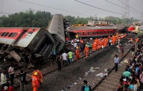 فیلم/ اجساد قربانیان حادثه برخورد دو قطار در هند
