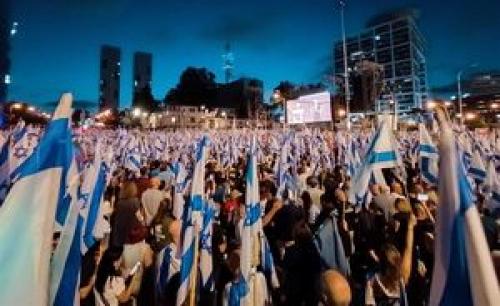 تظاهرات ۱۰۰ هزار نفری مخالفان دولت نتانیاهو در مرکز تل آویو +عکس و فیلم