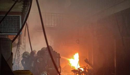 عکس/ آتش‌سوزی انبار چسب در "بازار بزرگ تهران"