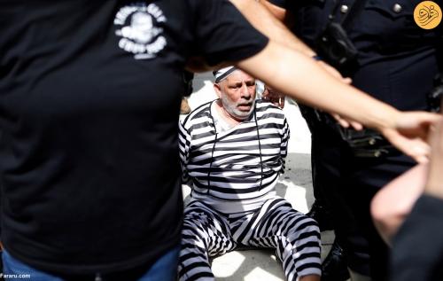پیرمرد آمریکایی با لباس زندان کاروان ترامپ را متوقف کرد