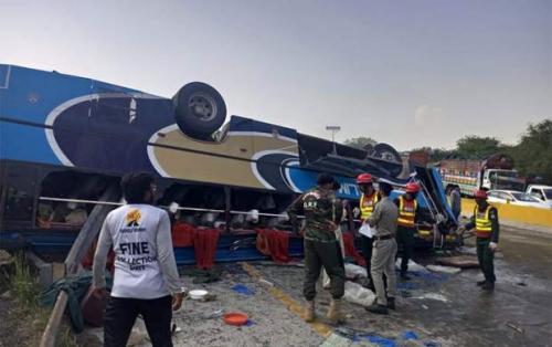 لحظه هولناک واژگونی اتوبوس مسافربری پاکستان