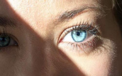 راههای جلوگیری از خشکی چشم در برابر نور خورشید