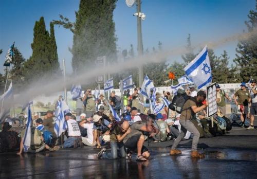  جنگ خیابانی پلیس اسرائیل با مخالفین کودتای قضایی نتانیاهو در قدس اشغالی 