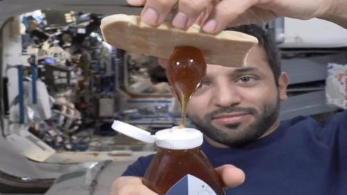  ویدئوی  عسل خوردن فضانورد در ایستگاه فضایی