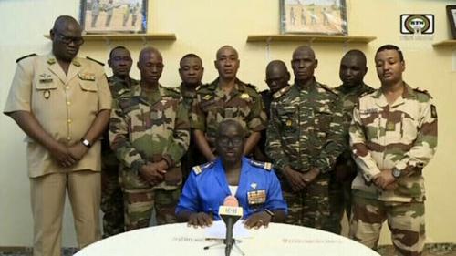  هشدار نظامیان نیجر نسبت به عدم خروج سفیر فرانسه از این کشور 