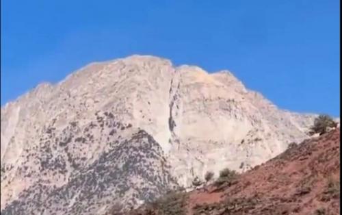 ایجاد شکاف عجیب در کوه به دنبال زلزله مغرب