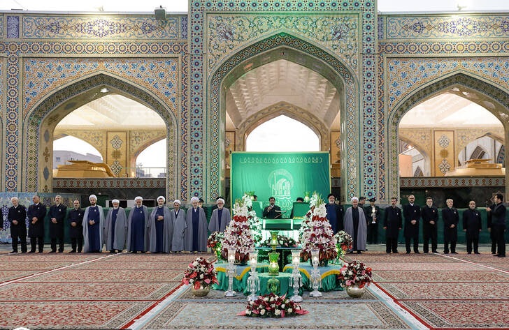 آیین تعویض پرچم گنبد مطهر رضوی