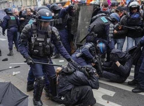 رفتار محترمانه با یک معترض به سبک پلیس فرانسه!+فیلم