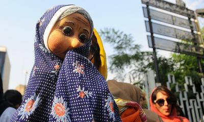 عکس/ مراسم افتتاحیه شانزدهمین جشنواره بین‌المللی نمایش عروسکی در قالب یک شادپیمایی به همراه مردم