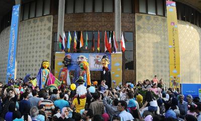 عکس/ مراسم افتتاحیه شانزدهمین جشنواره بین‌المللی نمایش عروسکی در قالب یک شادپیمایی به همراه مردم