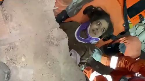 زنده بیرون کشیدن دو کودک از زیر آوار غزه+فیلم